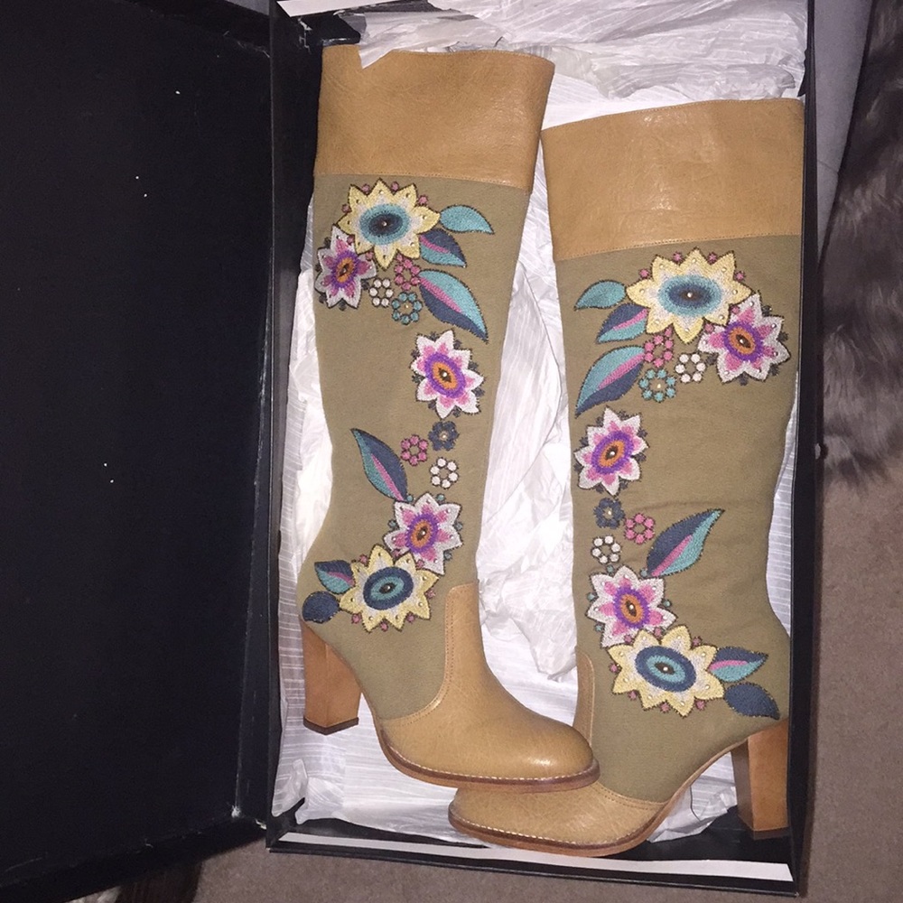 Kenneth Cole tan boots size 6.5.